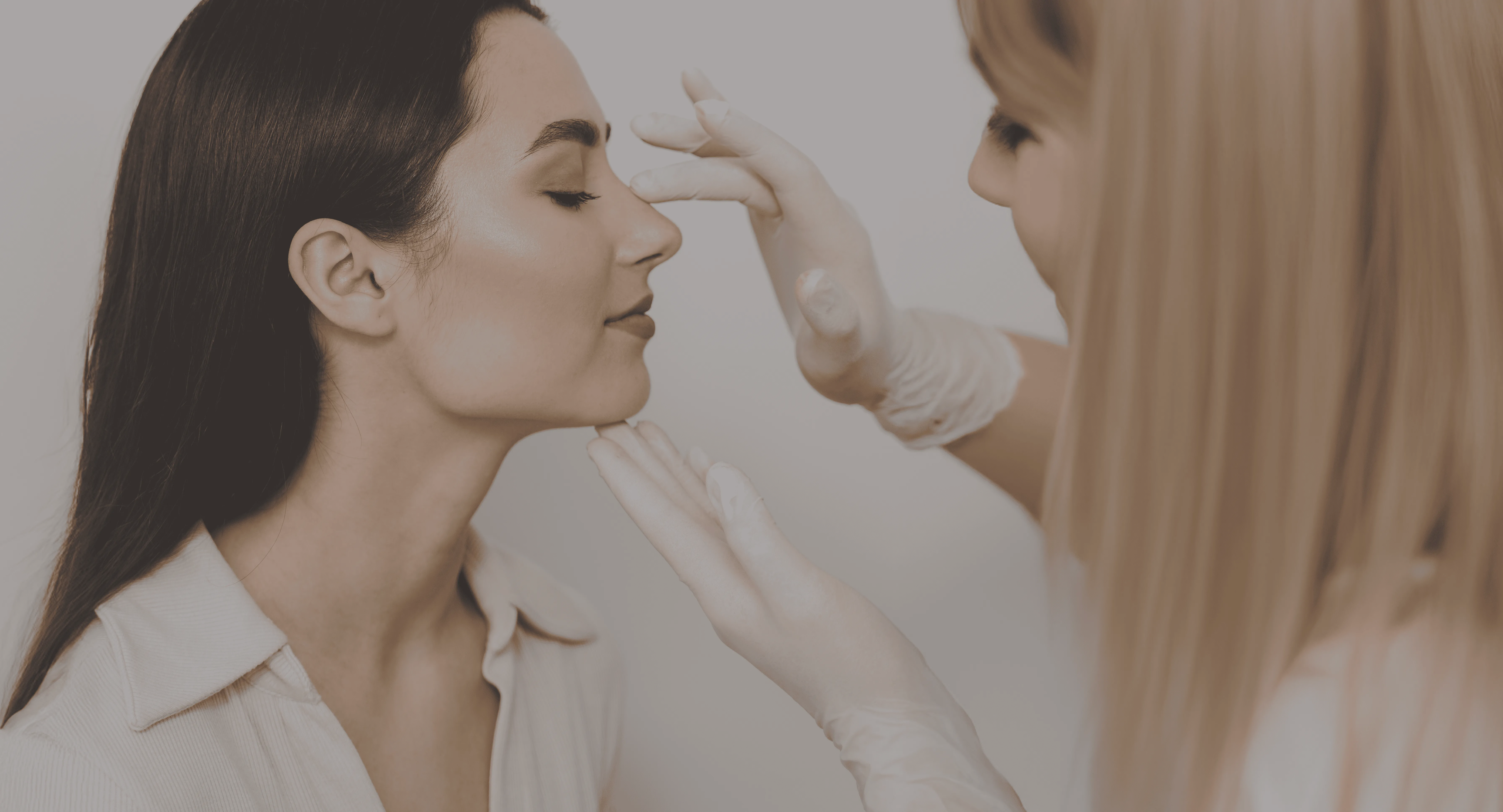 Paciente recibiendo valoración estética profesional
